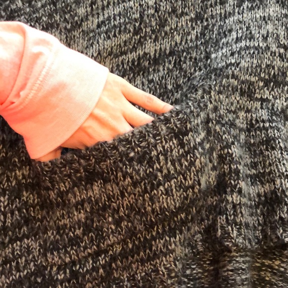 Over size v-neck sweater - Picture 2 of 4